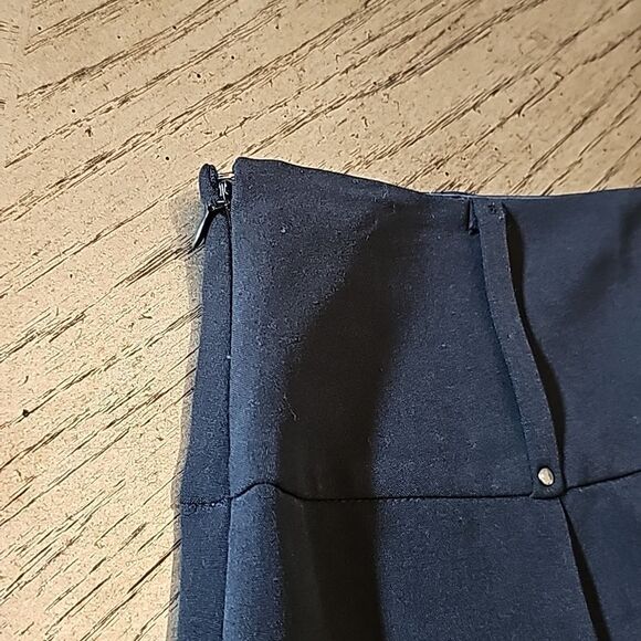 Black mid length pleated skirt size 2 Tahari - Picture 4 of 7